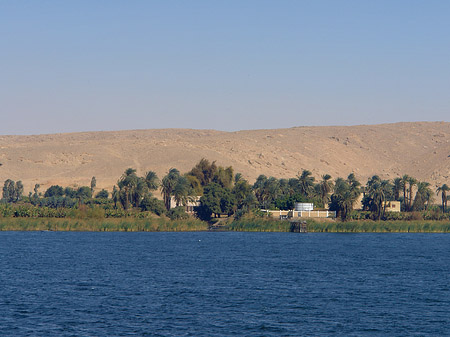 Gebäude am Ufer - Landesinnere